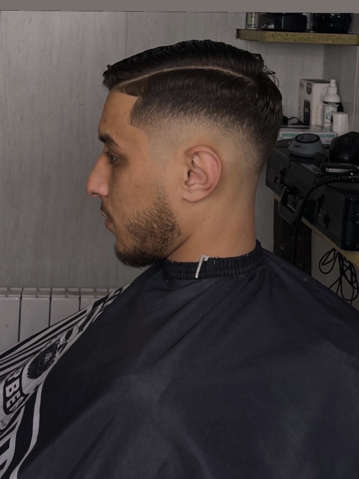 Dégradé peau avec raie nette et coiffage slick – B.HAIR.BZ Montargis